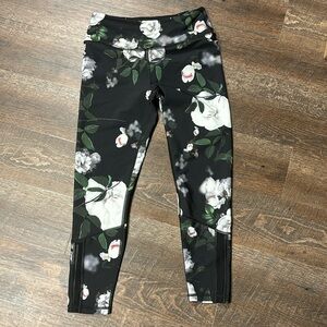 Victoria’s Secret Sport Leggings, black with white roses size M EUC